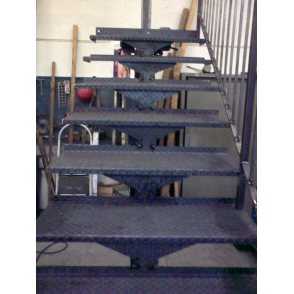 escalier métallique extérieur en colimaçon