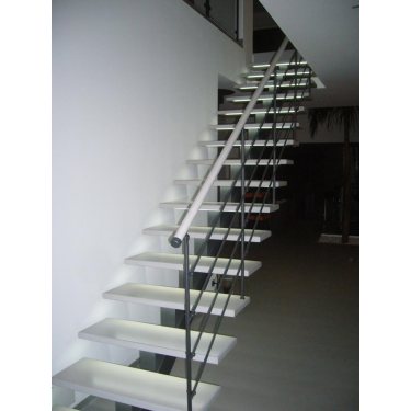 escalier en metal et bois limon central CELESTE DROIT bois, métal, lisses inox
