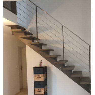 Escalier droit limon central acier...