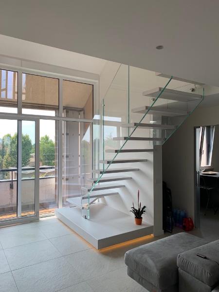 Escalier design avec limon en verre