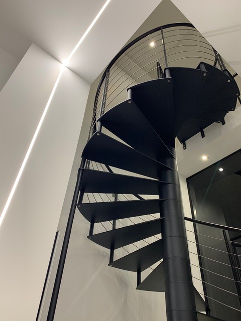 Escalier hélicoïdal métallique noir vue en contre-plongée