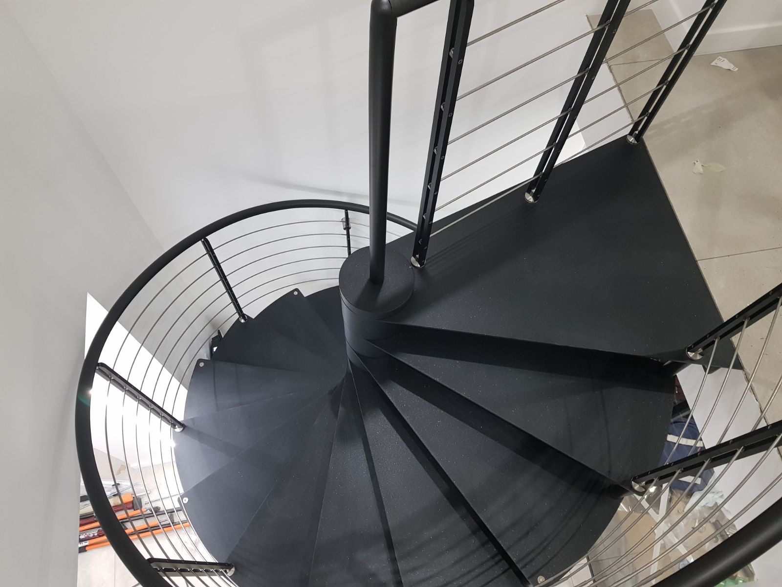 Escalier hélicoïdal sur mesure vue depuis étage
