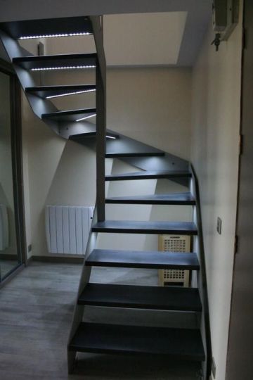 escalier limon métal marche éclairées par led