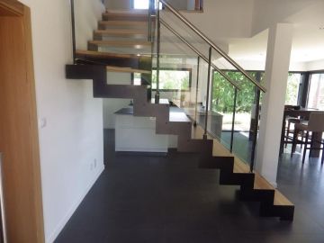 escalier à double limon en métal et verre