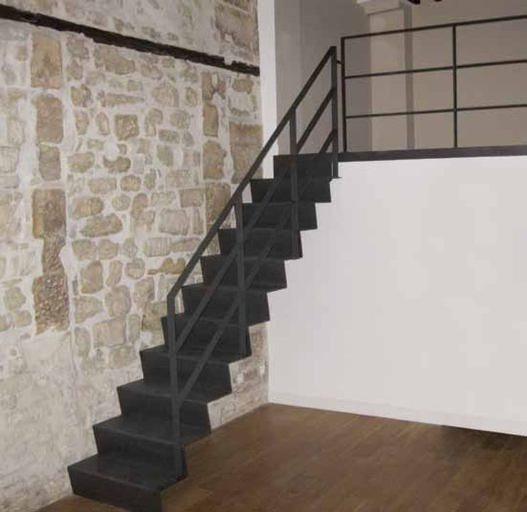 escalier très aérien en métal