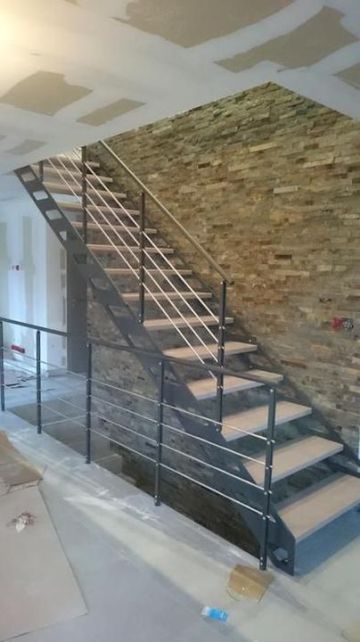 escalier avec limon en métal et marches ajourées en hêtre