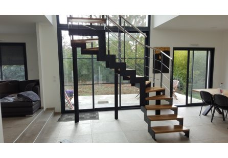 Escalier sans mur porteur : quelles solutions pour un projet sur mesure ?