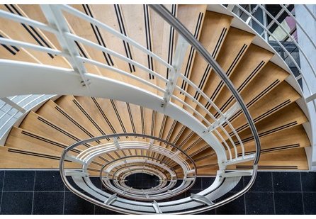 Quelle est la différence entre un escalier droit et un escalier hélicoïdal ?