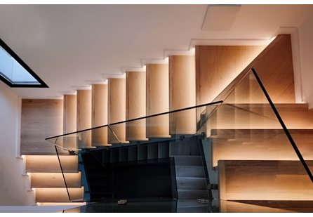 Quelle hauteur choisir pour un garde-corps intérieur en fonction des normes et des législations ?