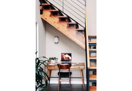 Comment aménager un bureau sous un escalier quart tournant ?