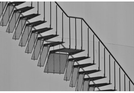Pourquoi opter pour une marche d'escalier en tôle perforée galvanisée ?